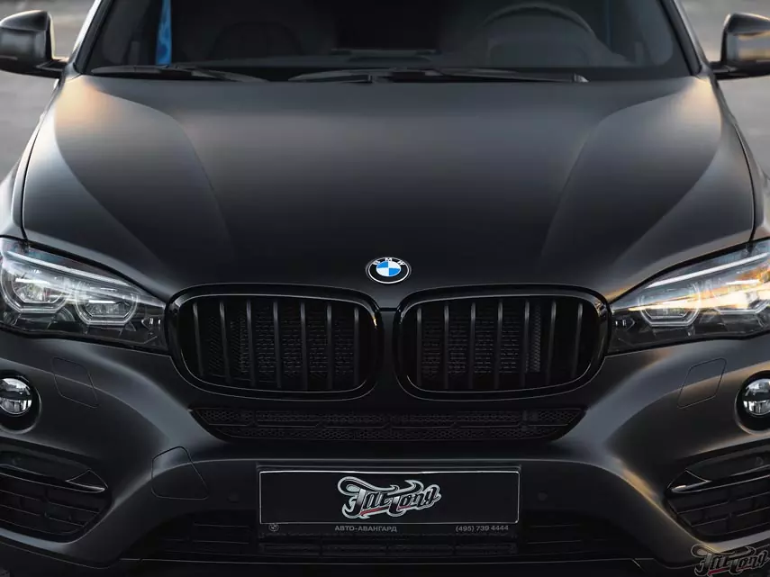 BMW X6. Оклейка кузова в Satin Black, полный антихром, окрас масок фар и окрас дисков с алмазной проточкой.
